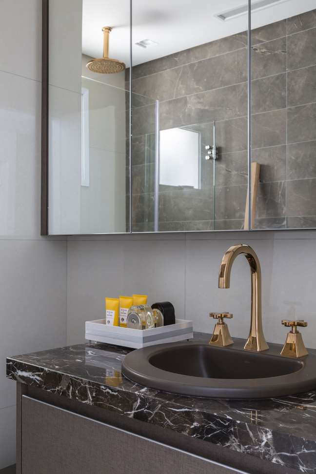 25. Dark brown and gold marble bathroom faucet – Photo Barbara Dundes 25. Dark brown and gold marble bathroom faucet – Photo Barbara Dundes