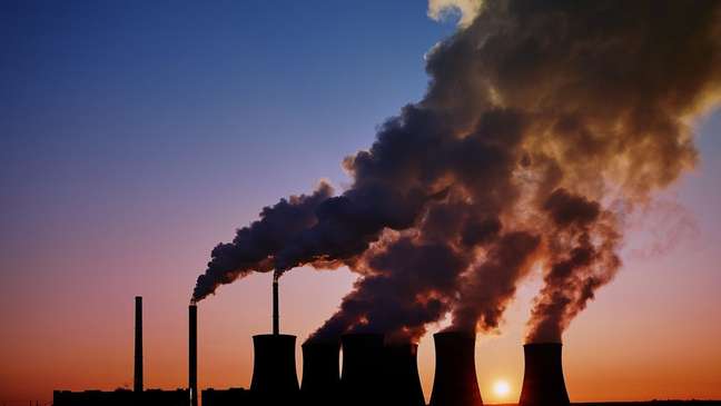 Smoke emitted from factory chimneys: external pollution is one of the risk factors, according to specialists