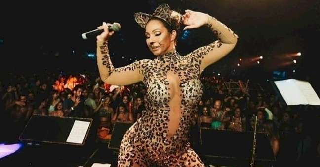 Valesca Popozuda kicks off the Carnival