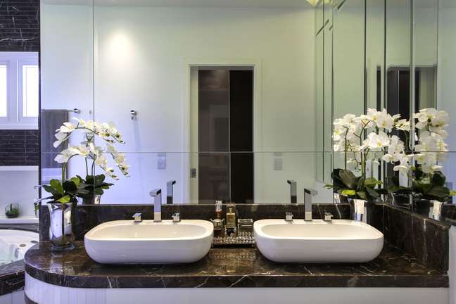 28. Brown marble in the bathroom with white vanities – Photo Iara Kilaris 28. Brown marble in the bathroom with white vanities – Photo Iara Kilaris