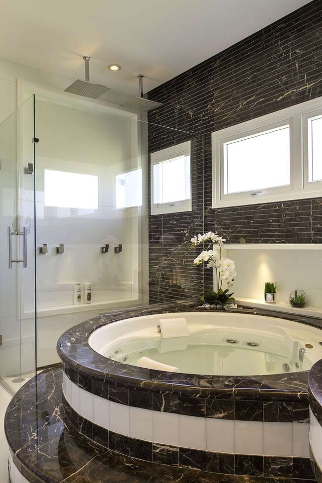 43. Bathtub with brown marble and white details – Photo Iara Kilaris 43. Bathtub with brown marble and white details – Photo Iara Kilaris