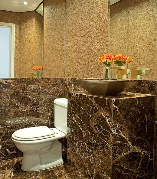 13. Brown marble bathroom sink with mirror all around – Photo Fernando Piva 13. Brown marble bathroom sink with mirror all around – Photo Fernando Piva