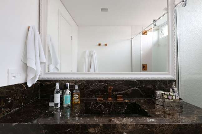 45. Brown marble bench – Photo Antonio Armando de Araujo 45. Brown marble bench – Photo Antonio Armando de Araujo