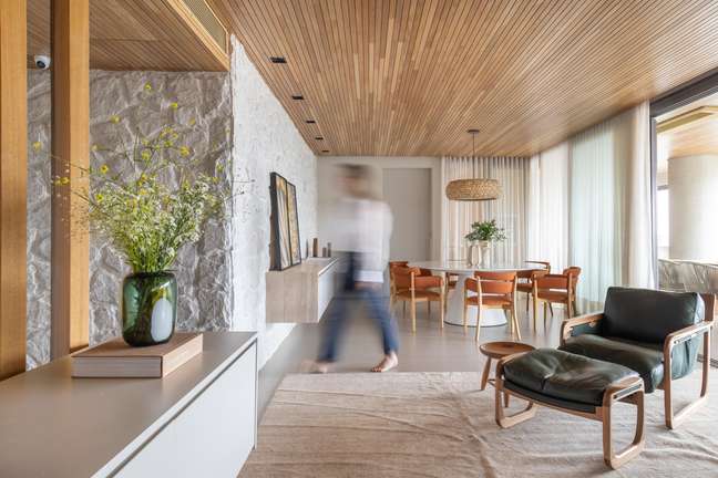 Natural finishes and materials make this 275m2 apartment a retreat