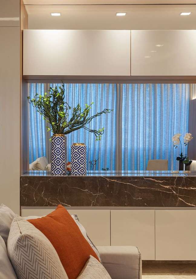 32. Buffet with brown marble cladding and white furniture – Photo Barbara Botelho Arquitetura e Interiores 32. Buffet with brown marble cladding and white furniture – Photo Barbara Botelho Arquitetura e Interiores