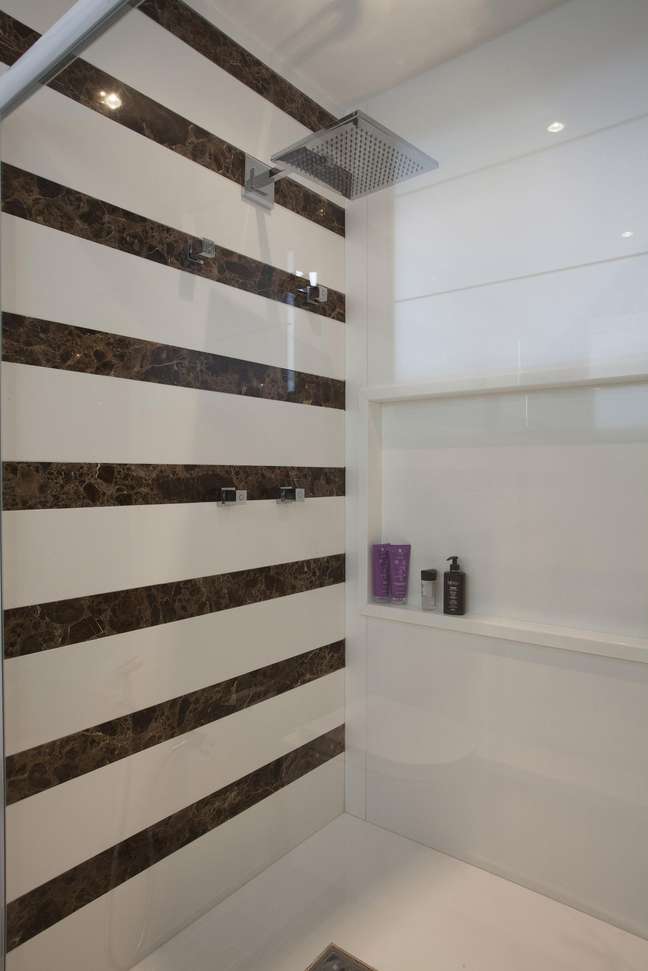 39. Brown and White Tiled Bathroom – Photo Iara Kilaris 39. Brown and White Tiled Bathroom – Photo Iara Kilaris