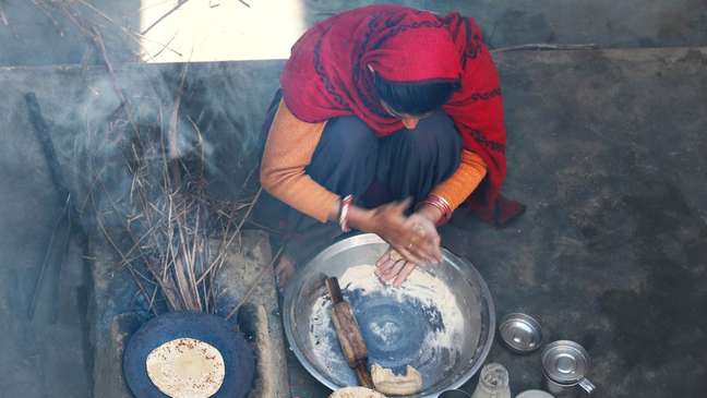 Indoor smoking in poor countries mainly affects women due to the burning of solids for cooking at home