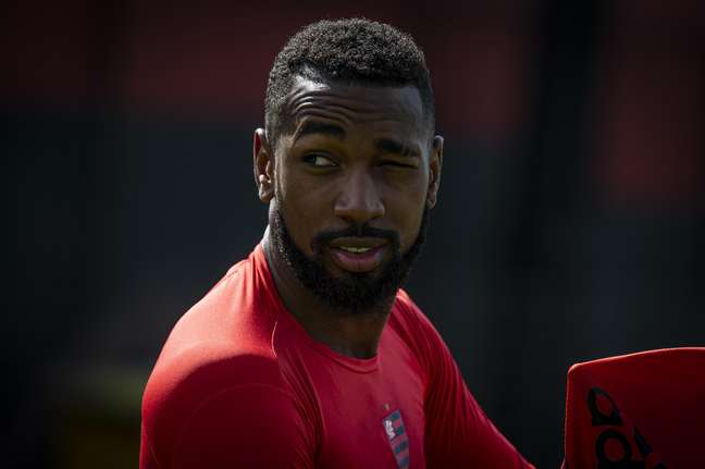 Flamengo mantém contato e segue à espera do volante Gerson