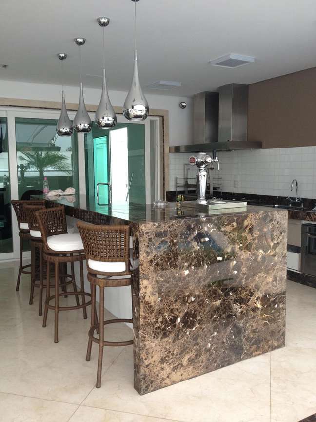 3. Brown Marble Countertop in Modern Kitchen – Photo Camila Amaral 3. Brown Marble Countertop in Modern Kitchen – Photo Camila Amaral