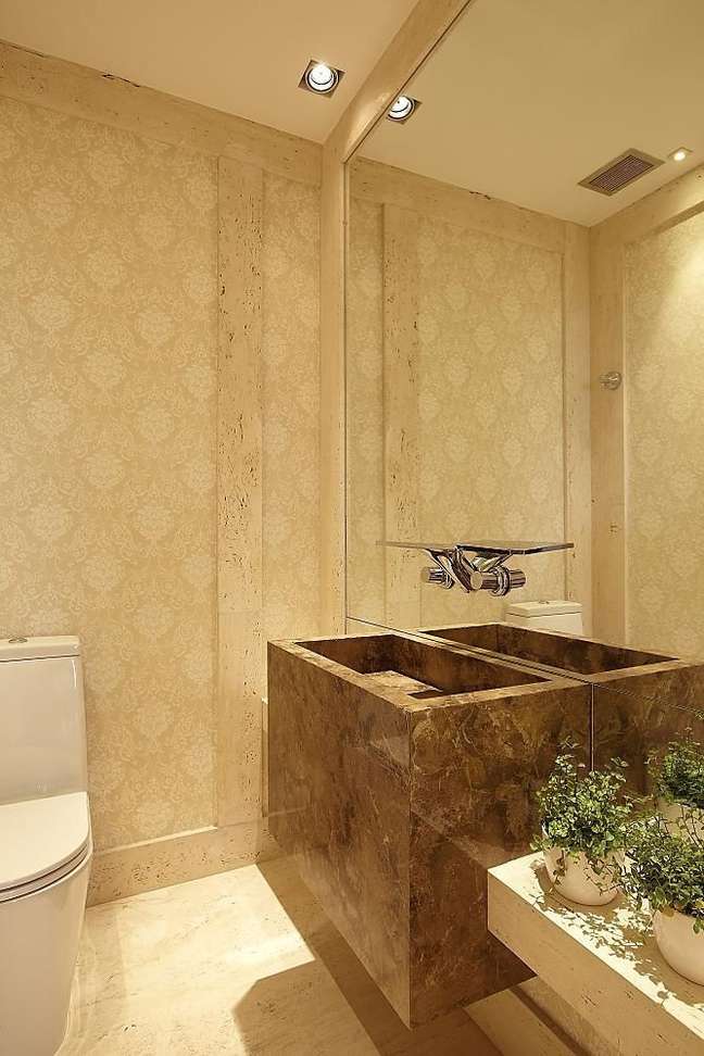 31. Brown marble sink and wall mirror – Photo Patricia Covolo 31. Brown marble sink and wall mirror – Photo Patricia Covolo