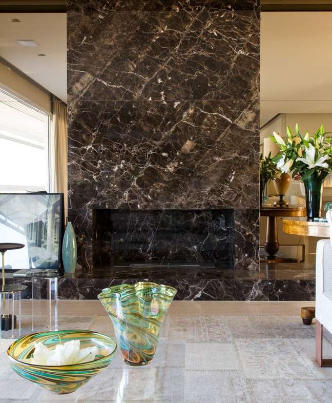 30. Brown marble fireplace – Photo Marilia Veiga Interiores 30. Brown marble fireplace – Photo Marilia Veiga Interiores