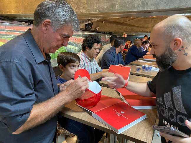 With the presence of idols, St. Paul launches a commemorative book of the first Libertadores and World Cup