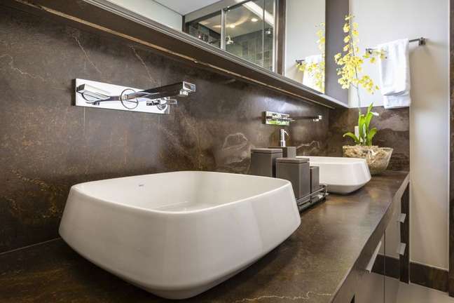 47. Worktop with brown marbles and white support basins – Photo Rogerio Galli 47. Worktop with brown marbles and white support basins – Photo Rogerio Galli