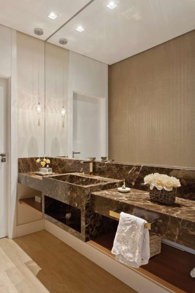 6. Bathroom with brown marble and gold faucet – Photo Conecta Decor 6. Bathroom with brown marble and gold faucet – Photo Conecta Decor