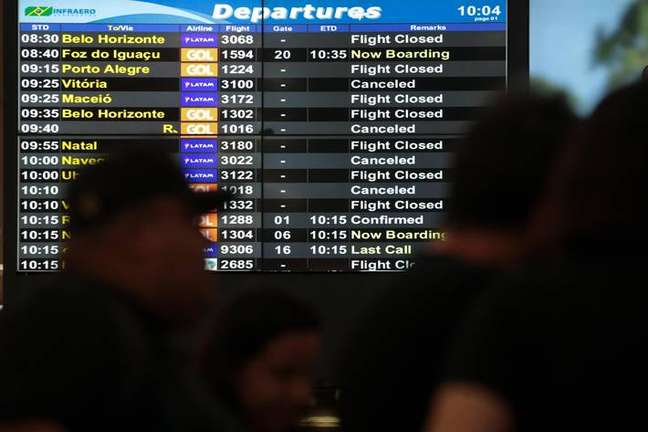 The strike of pilots and flight attendants enters the 3rd day with no progress in the negotiations;  flights are delayed
