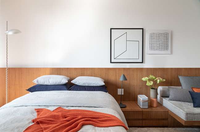 Gray natural linen bedspread, orange knit plaid and blue velvet and gray linen pillowcases by Codex Home. Gray natural linen bedspread, orange knit plaid and blue velvet and gray linen pillowcases by Codex Home.