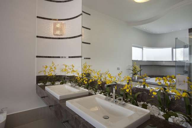49. Brown marble countertop and white tub in bathroom – Photo Aquiles Nicolas Kilaris 49. Brown marble countertop and white tub in bathroom – Photo Aquiles Nicolas Kilaris