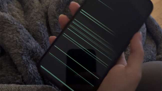 iPhone 14 Pro shows horizontal colored lines iPhone 14 Pro shows horizontal colored lines
