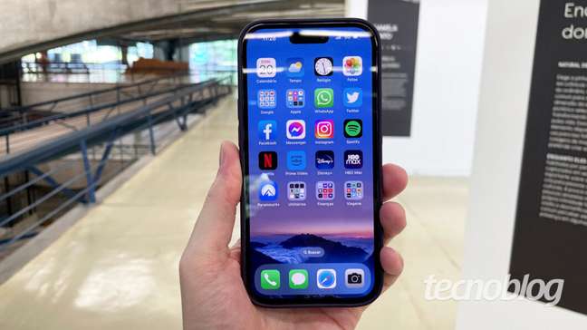 Some iPhone 14 Pro owners complain about horizontal lines on the screen