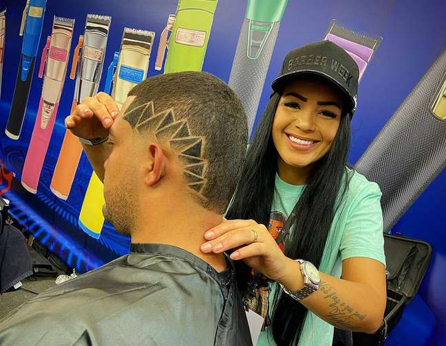 Barber saves retro style in men’s hairstyles on ABC