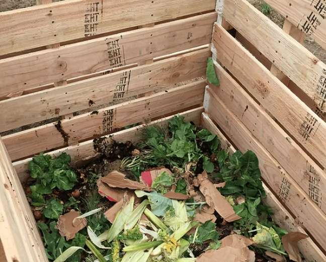Composter – Behind a self-building compost bin? Almost. Compost bins always need a generous number of long slots to aerate the organic matter, so pallets form the perfect four walls of the bin. In addition to the pallets, tie rods were used to hold them in place. Composter – Behind a self-building compost bin? Almost. Compost bins always need a generous number of long slots to aerate the organic matter, so pallets form the perfect four walls of the bin. In addition to the pallets, tie rods were used to hold them in place.