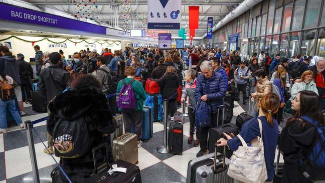 Passageiros foram recebidos com atrasos e cancelamentos de voos no Aeroporto Internacional O'Hare, em Chicago, na quinta-feira