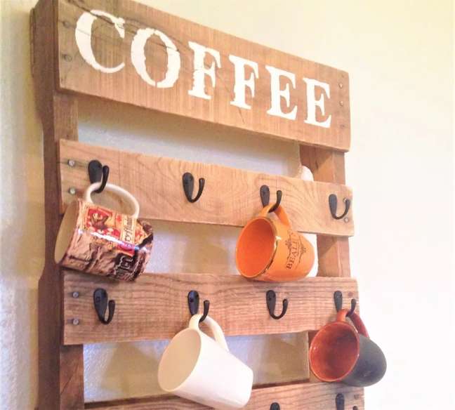 Cup Holder - Develop your craft skills with this one-day DIY project. Start with the cleanest wooden pallet, cut it to size, and add metal hooks. The logo Cup Holder - Develop your craft skills with this one-day DIY project. Start with the cleanest wooden pallet, cut it to size, and add metal hooks. The logo