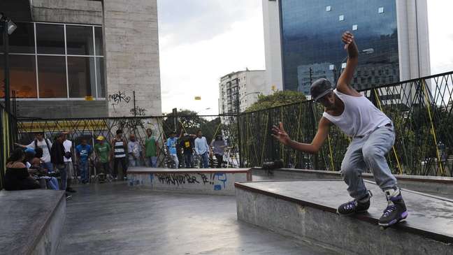 Homem andando de patins na Venezuela Homem andando de patins na Venezuela