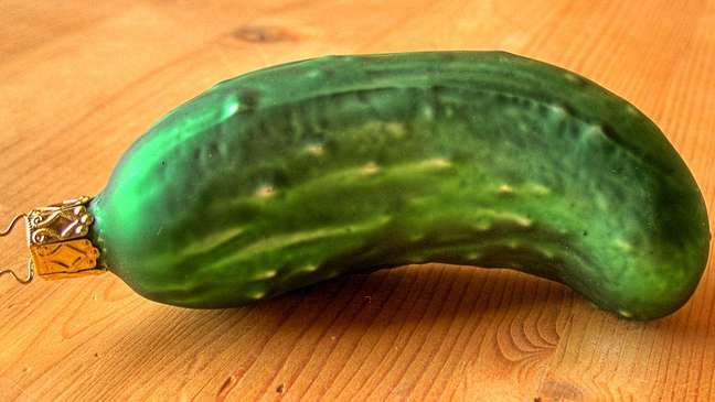 Bolinhas e picles de Natal na árvore Bolinhas e picles de Natal na árvore