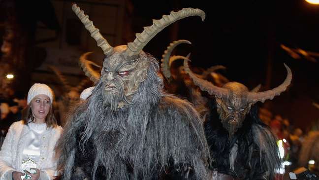 Krampus, a assustadora criatura mitológica que é ajudante do Papai Noel Krampus, a assustadora criatura mitológica que é ajudante do Papai Noel