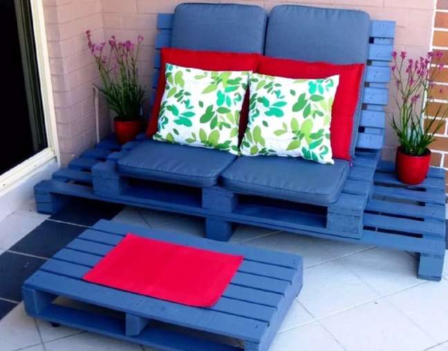 Pallet Balcony Chair – How about taking advantage of the nice weather to relax with a friend on a double wooden pallet lounger with a matching cocktail table? Coat the chair in your favorite outdoor paint and your comfortable space on the porch is guaranteed! Pallet Balcony Chair – How about taking advantage of the nice weather to relax with a friend on a double wooden pallet lounger with a matching cocktail table? Coat the chair in your favorite outdoor paint and your comfortable space on the porch is guaranteed!