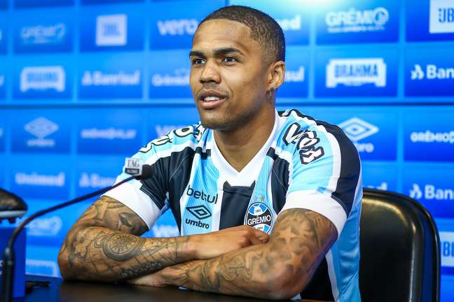 Flamengo mira chegada do atacante Douglas Costa