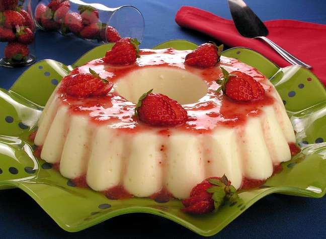 Yogurt flan with red fruits – Photo: Guia da Cozinha Yogurt flan with red fruits – Photo: Guia da Cozinha