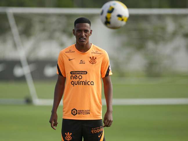 The Corinthians defender wishes not to be involved in the negotiations with Zenit
