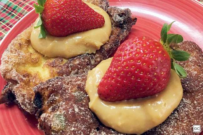 Delightful!  Find out how to prepare Panettone French toast with dulce de leche and strawberry