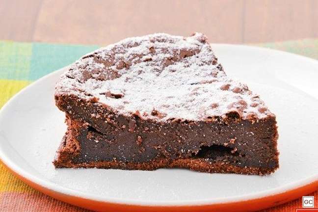 Creamy chocolate cake – Photo: Guia da Cozinha Creamy chocolate cake – Photo: Guia da Cozinha