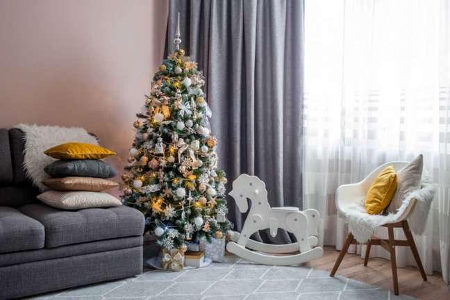 In Feng Shui, the Christmas tree refers to the fire element. 
