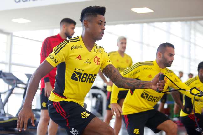 Médico do Flamengo explica prazo de retorno do atacante Bruno Henrique