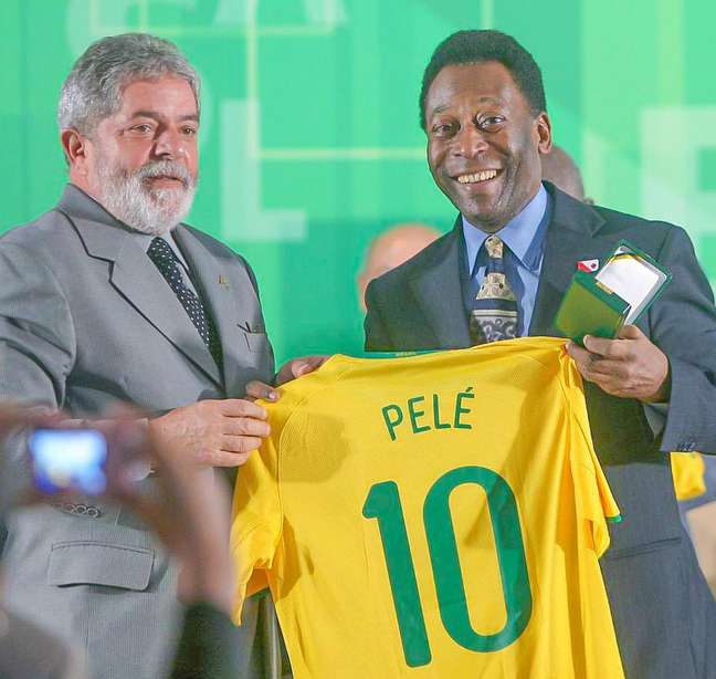 Pele’s career is celebrated with tributes from politicians, athletes and artists