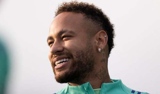 Neymar takes surprising action by calling ex and current on New Year’s Eve at his home in France