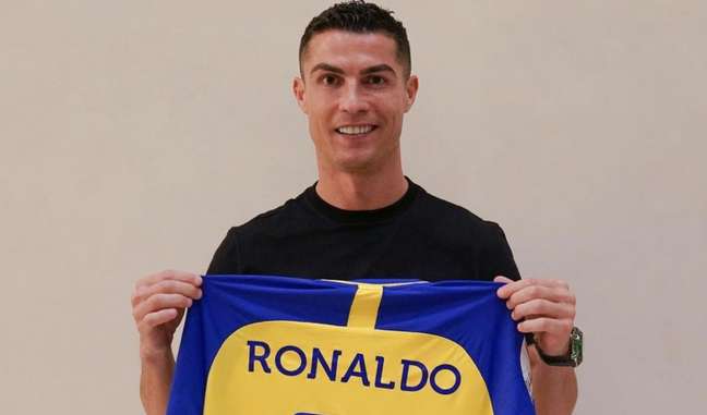 Cristiano Ronaldo is announced on Al-Nassr and becomes the laughing stock of the web.  Look at the first player photo of the team