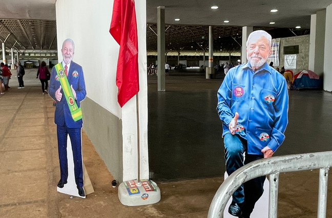 Lula totems, settlement products and vaccination: what the Lula fields look like in Brasilia