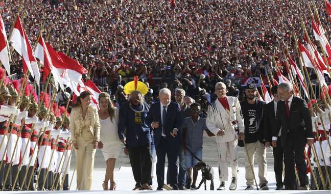 President Lula: moving ceremony has little dog, people’s representatives and tears.  Look!