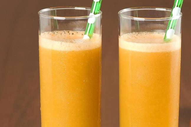Orange juice with cashews – Photo: Guia da Cozinha