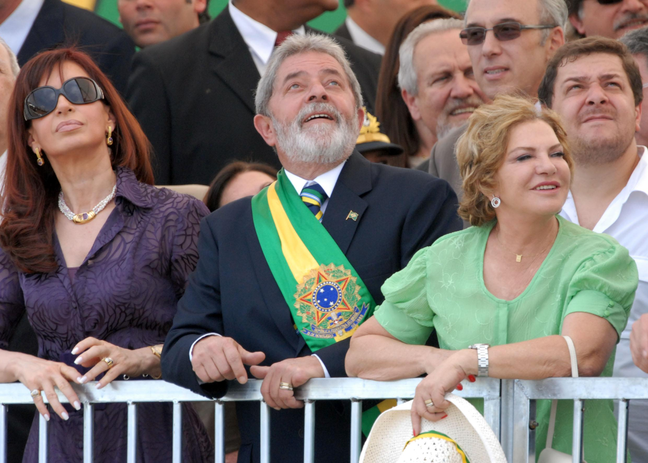 The photo shows Lula with the new sash, sold at auction in 2006, next to Cristina Kirchner and Marisa Letícia.