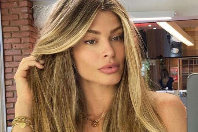 Grazi Massafera showing off her toned abs after workout