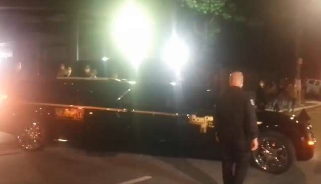 The car with Pele’s body leaves the Albert Einstein Hospital to the applause of the fans
