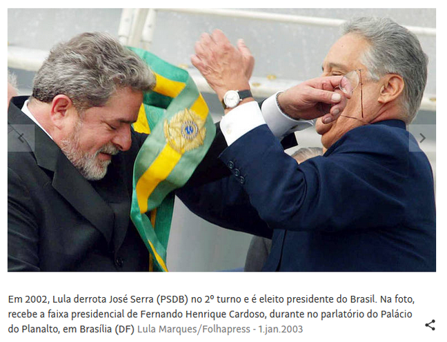 The photo shows the presentation of the presidential sash in January 2003