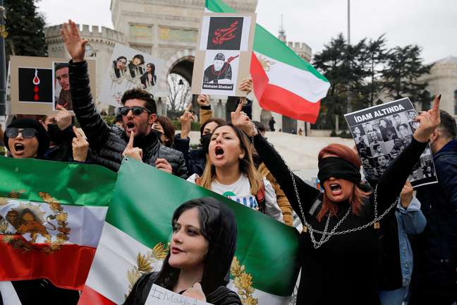 Iran tightens surveillance of Islamic dress a month after ending morality policing
