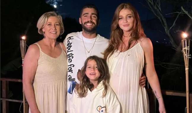 Cintia Dicker shows her family in a photo, talks about her daughter and asks for respect after breaking up with Luana Piovani